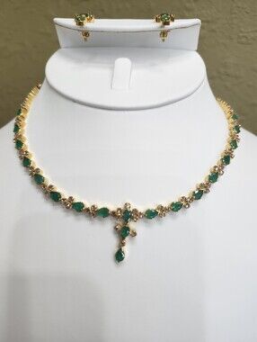 Beautiful Emrald And Diamond Set In 22k Gold.